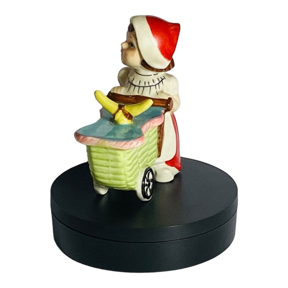Napco Vintage Dutch Girl Ceramic Pushing Cart Japan 5" - Picture 7 of 7